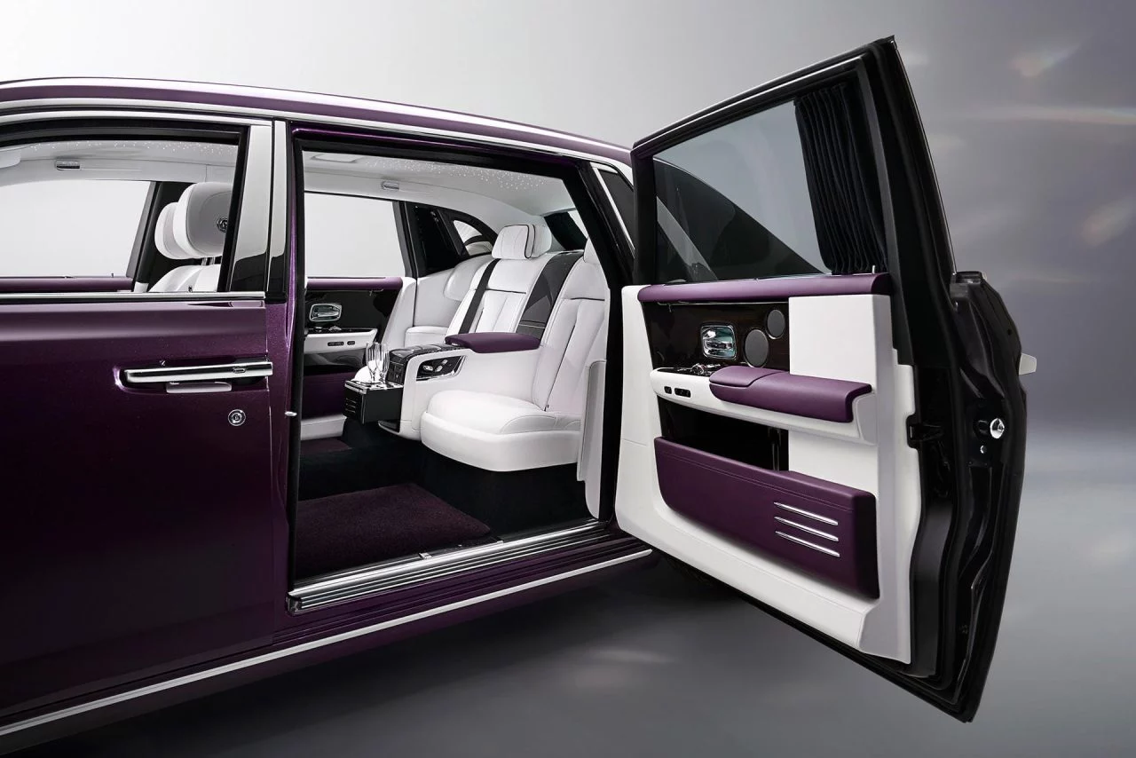 Elegante cabina del Rolls-Royce Phantom con acabados de alto lujo.