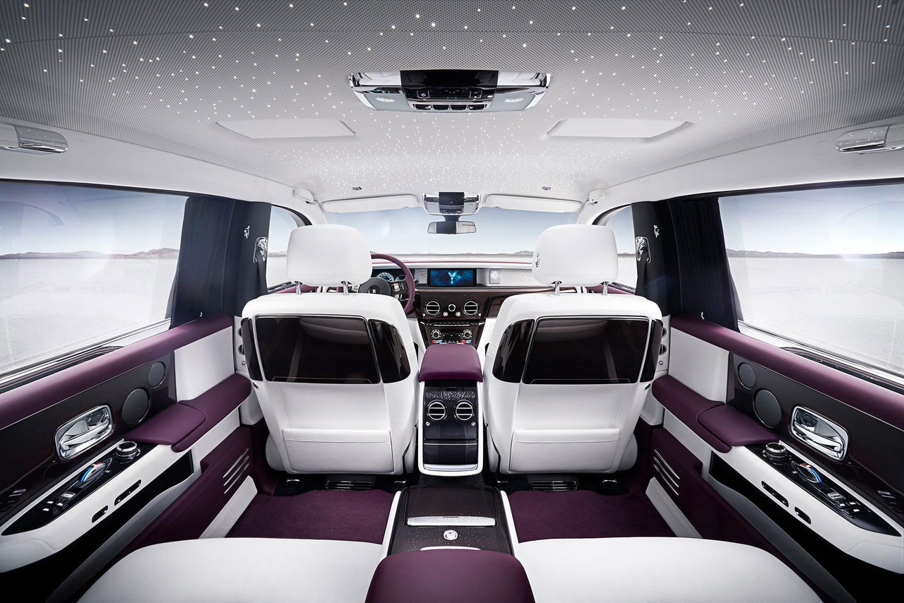 Vista del lujoso interior del Rolls-Royce Phantom, destacando sus asientos de cuero premium.