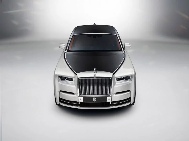 Vista frontal del imponente Rolls-Royce Phantom, acabado superior.