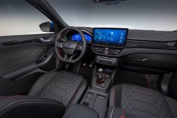 Vista del salpicadero con pantalla táctil y volante del Ford Focus.