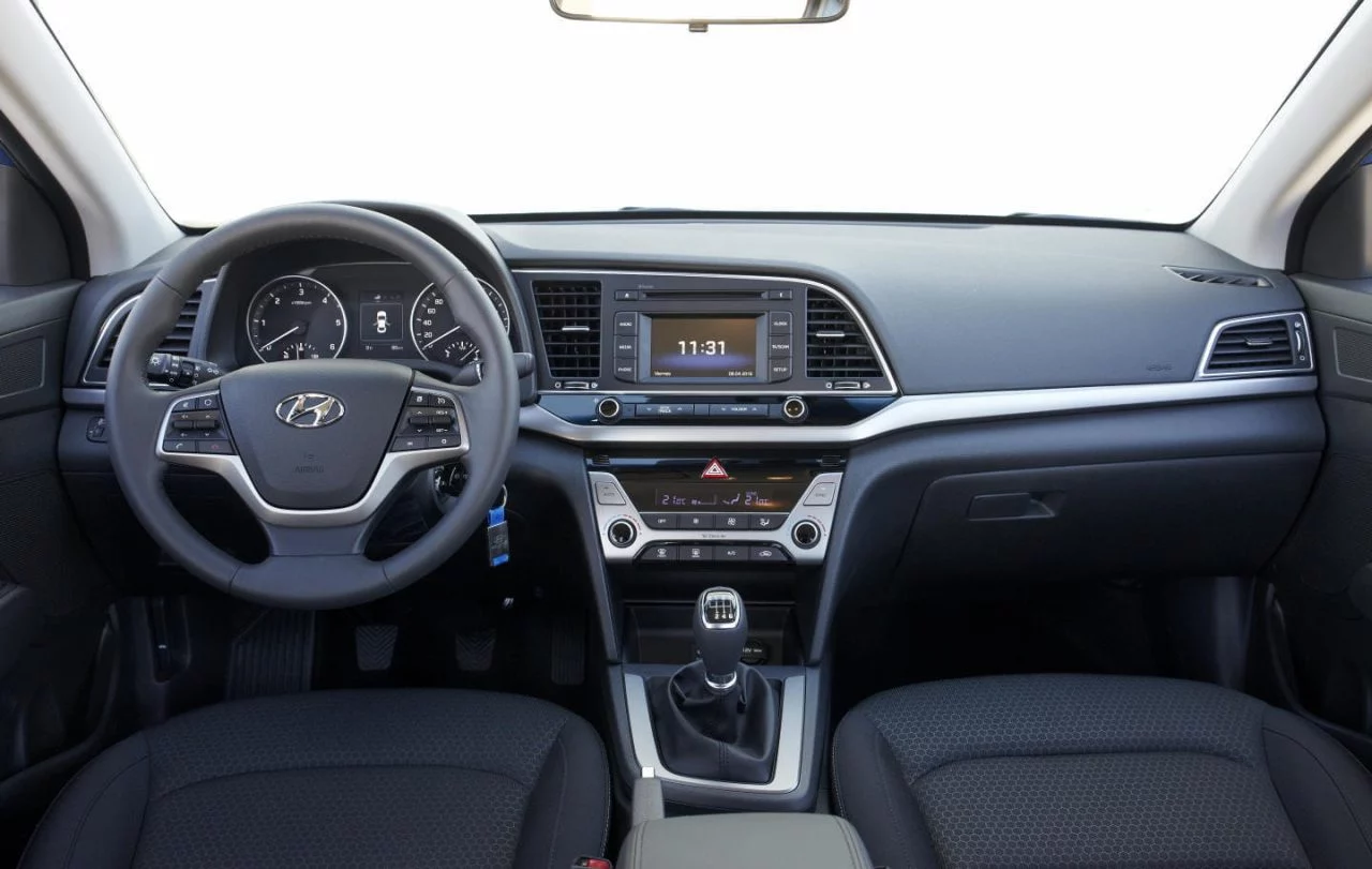 Vista frontal del salpicadero del Hyundai Elantra, destacando su diseño ergonómico.