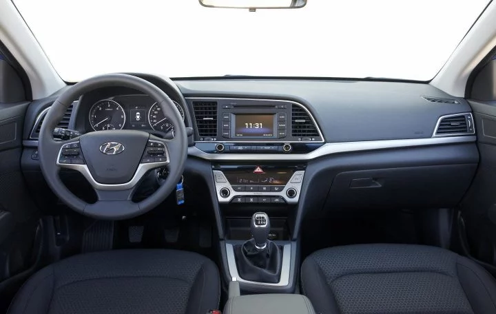 Vista frontal del salpicadero del Hyundai Elantra, destacando su diseño ergonómico.