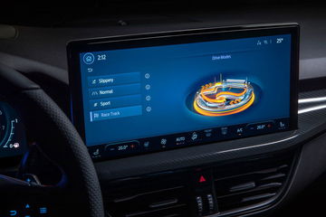 Vista del sistema de infotainment del Ford Focus, pantalla táctil y controles.