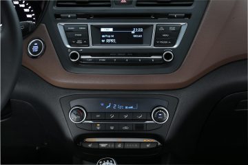 Vista detallada del sistema de infotainment y controles climatización del Hyundai i20.