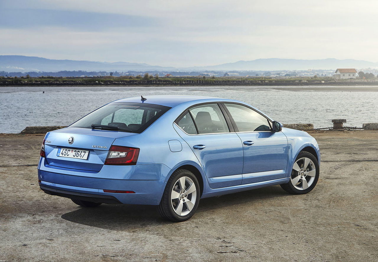 Vista lateral del Skoda Octavia que muestra su elegante línea y diseño moderno.