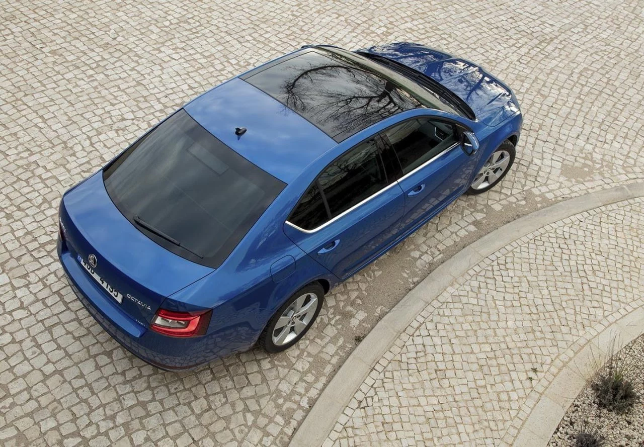 Vista aérea del Skoda Octavia enfatizando su diseño de techo y perfil lateral.