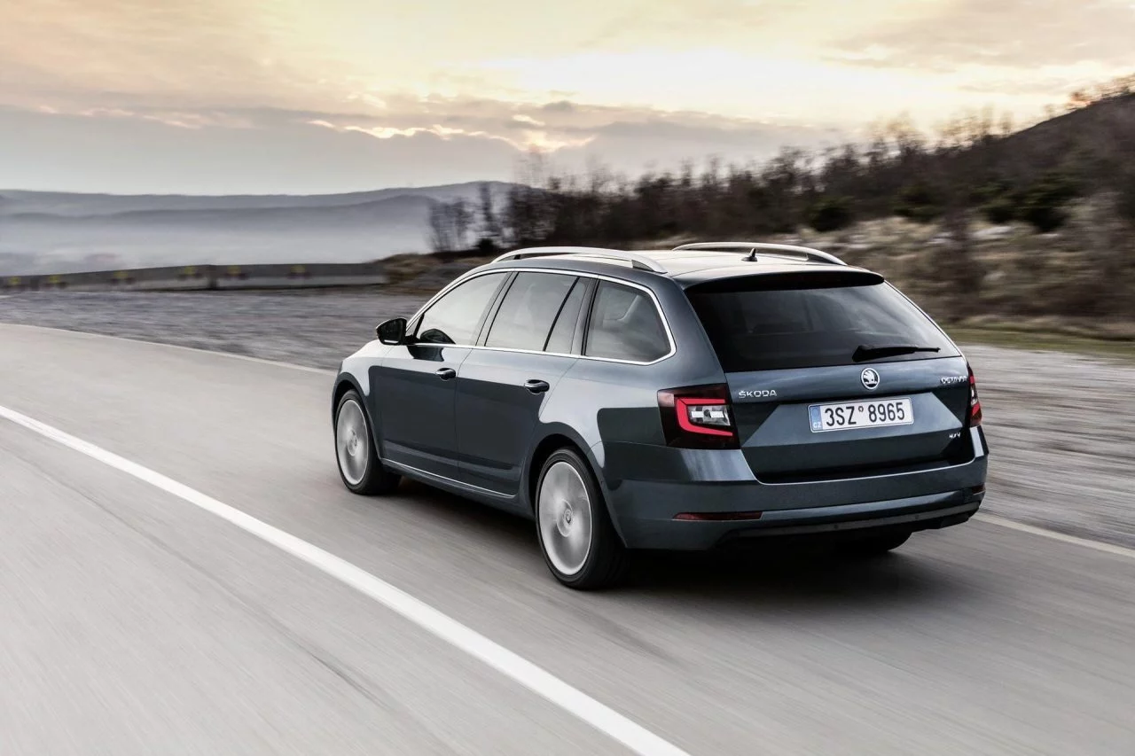 Vista dinámica del Skoda Octavia 2017 en carretera, enfatizando su diseño trasero y lateral.