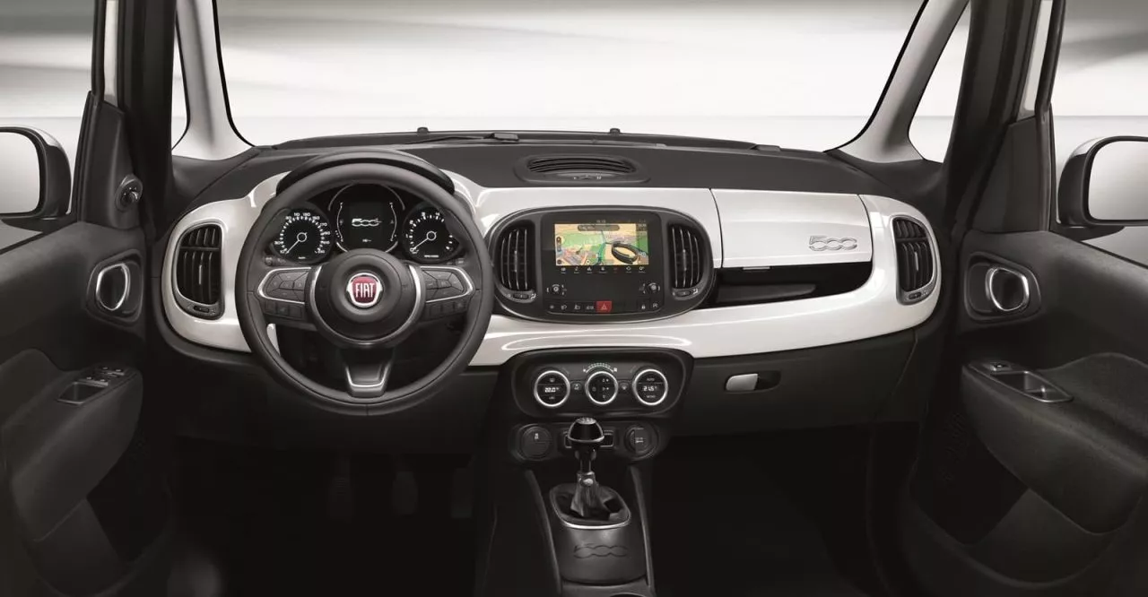 Vista del tablero de instrumentos del Fiat 500L, con detalles estilísticos retro.