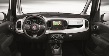 Vista del tablero de instrumentos del Fiat 500L, con detalles estilísticos retro.