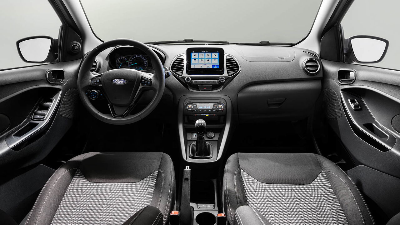 Ergonomía y diseño del habitáculo interno del Ford Ka, mostrando volante y consola central.