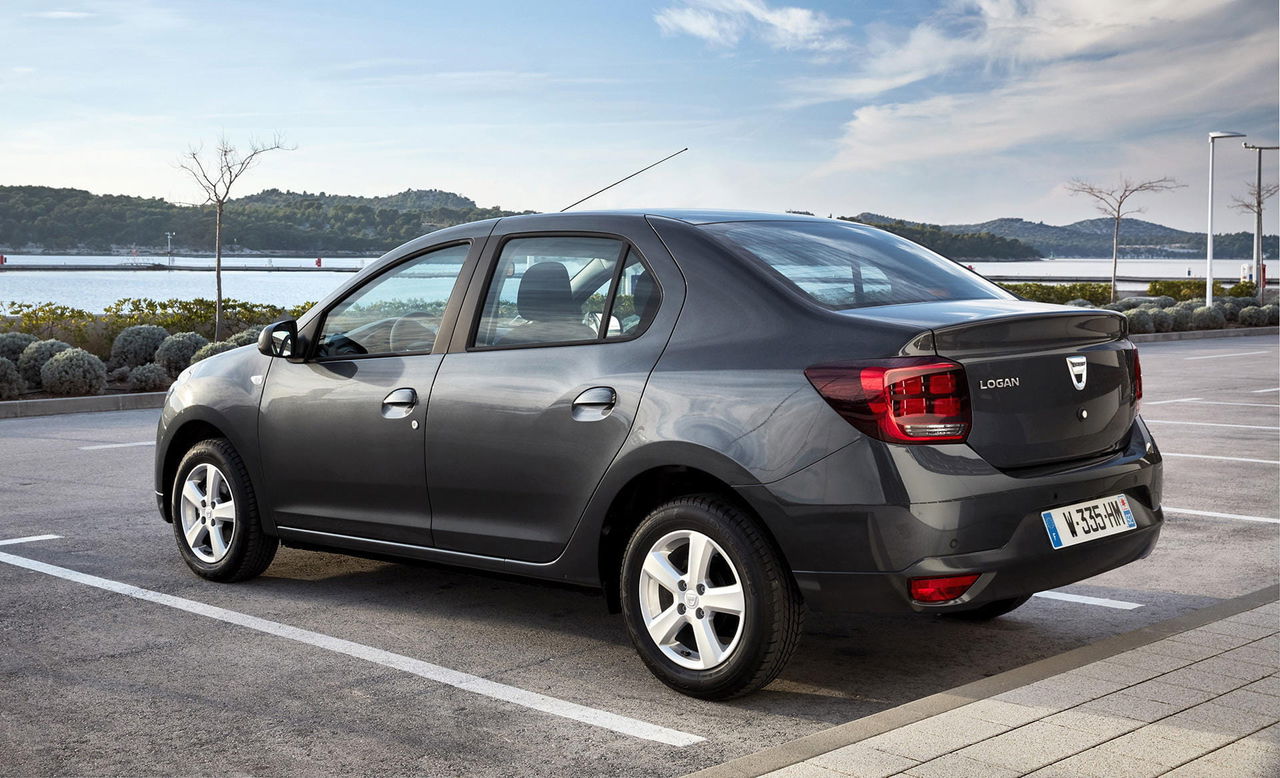 Vista lateral que muestra la silueta aerodinámica del Dacia Logan.