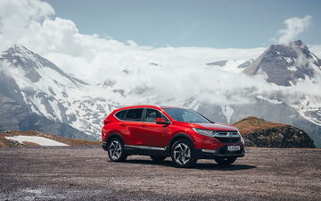 Vista lateral del Honda CR-V en un contexto montañoso.