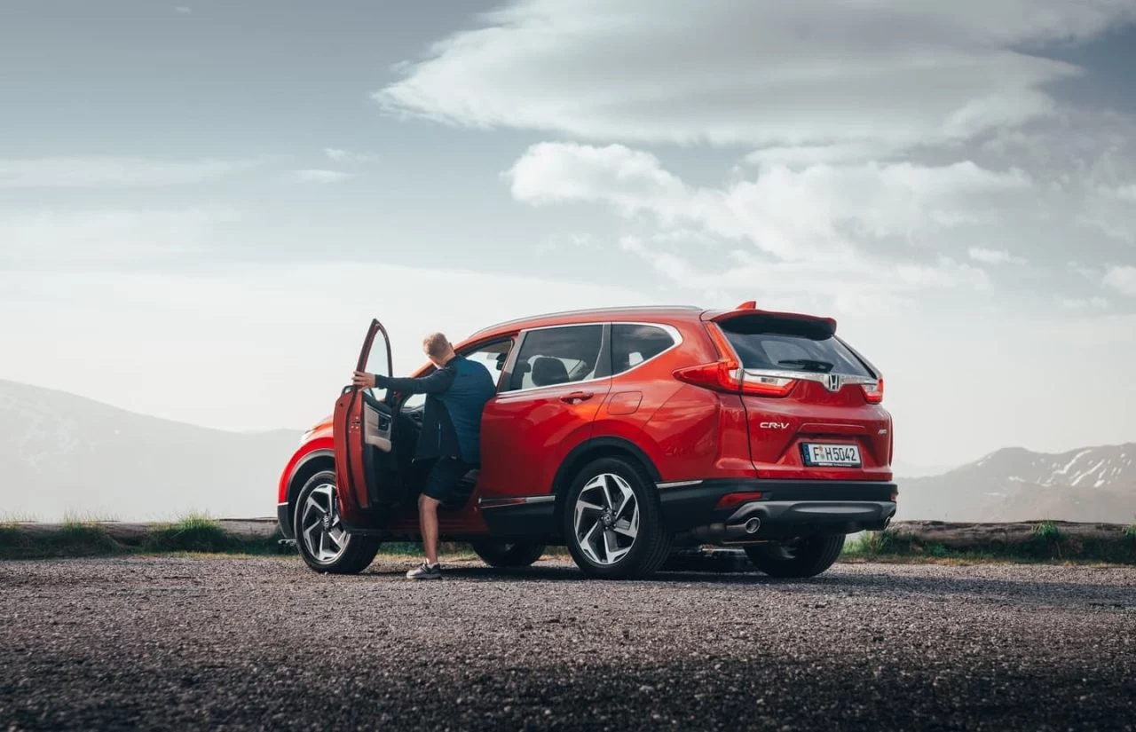 Perfil y zona trasera del Honda CR-V resaltando su línea dinámica.