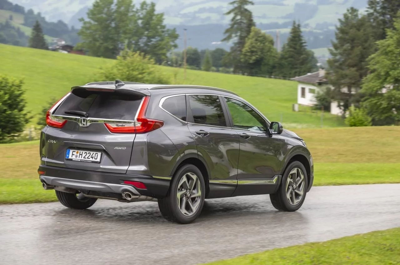 Honda CR-V en movimiento mostrando su ángulo trasero y lateral.