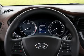 Vista del volante y cuadro de instrumentos analógico-digital del Hyundai i20.