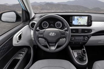 Vista del volante multifunción y panel de instrumentos del Hyundai i10.