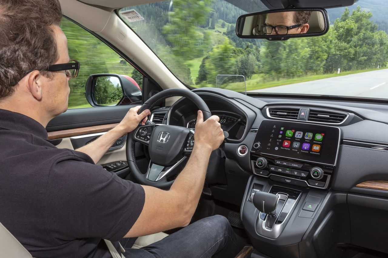 Vista del puesto de conducción del Honda CR-V destacando su volante multifuncional.