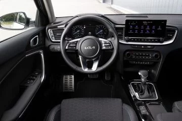 Vista del volante y pantalla táctil del Kia Ceed, acabados y ergonomía destacables.