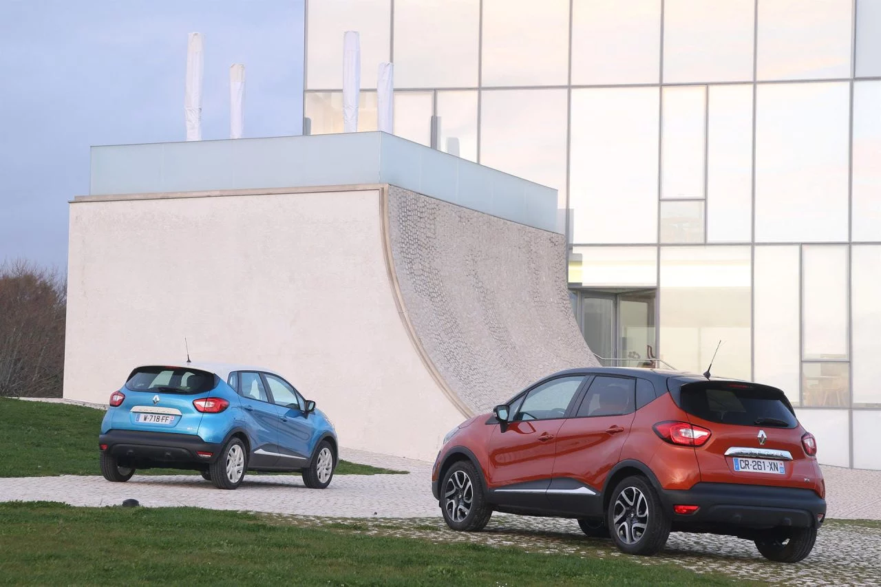 Vista lateral del Renault Captur, destacando su diseño dinámico y líneas modernas.