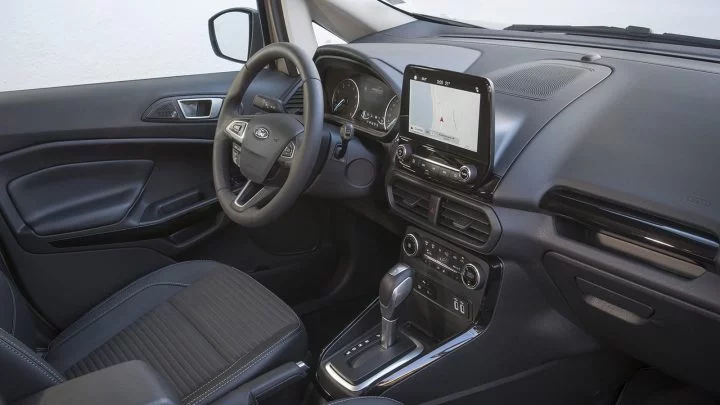 Vista del volante y pantalla táctil del Ford EcoSport.