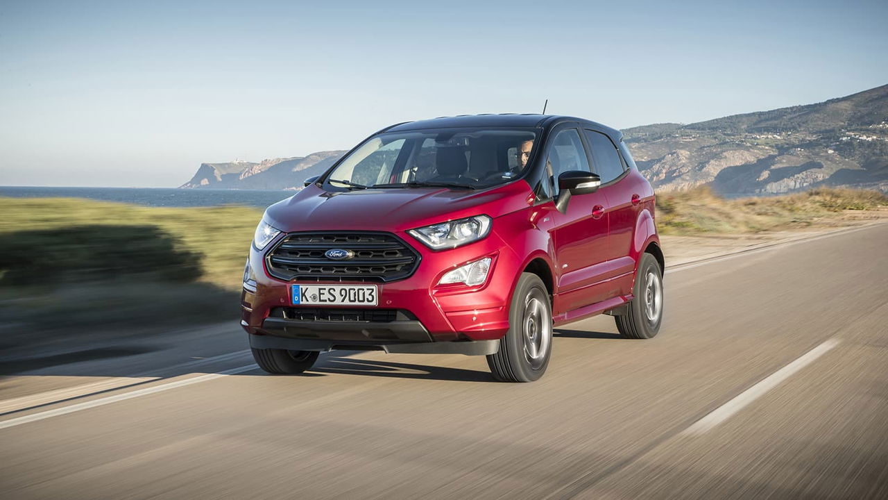 Vista en acción del Ford EcoSport, destacando su frente y perfil lateral.