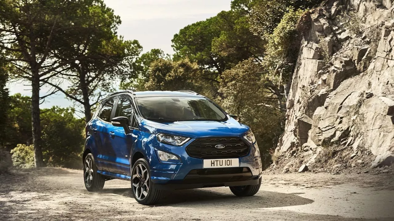 Vista frontal del Ford EcoSport mostrando su imponente parrilla.