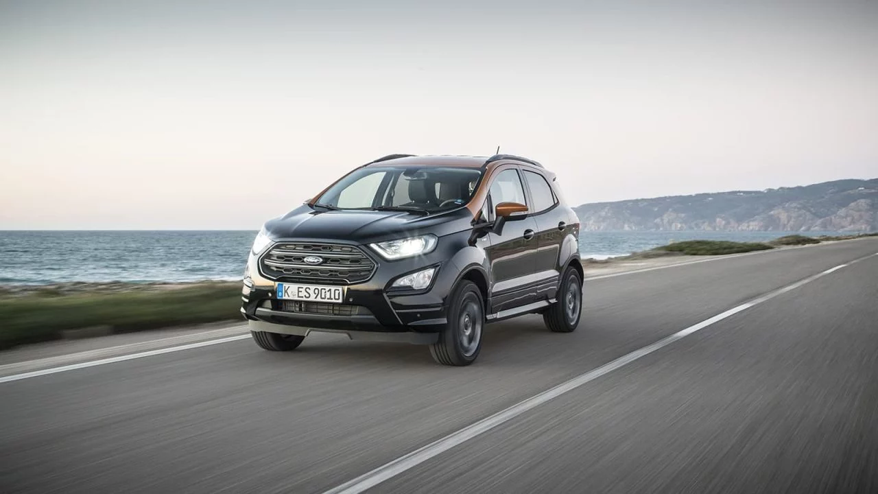 Vista lateral del Ford EcoSport en movimiento, resaltando su diseño compacto.