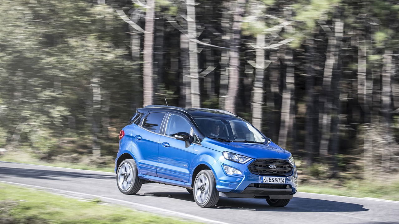 Vista dinámica del Ford EcoSport mostrando su perfil lateral en movimiento.