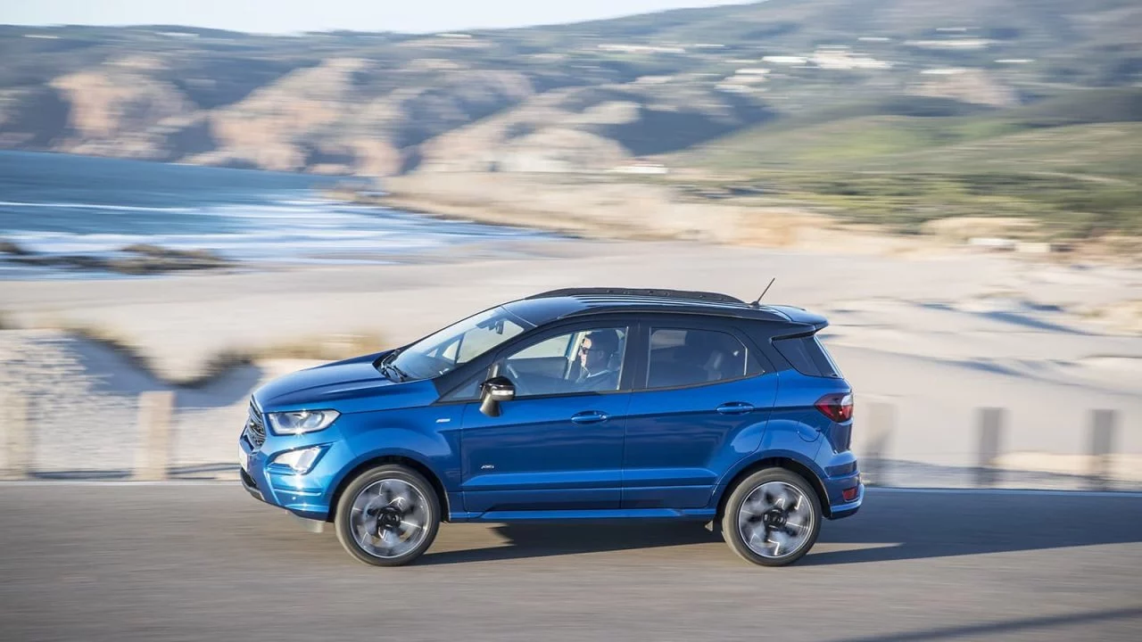 Vista lateral del Ford EcoSport destacando su perfil dinámico.