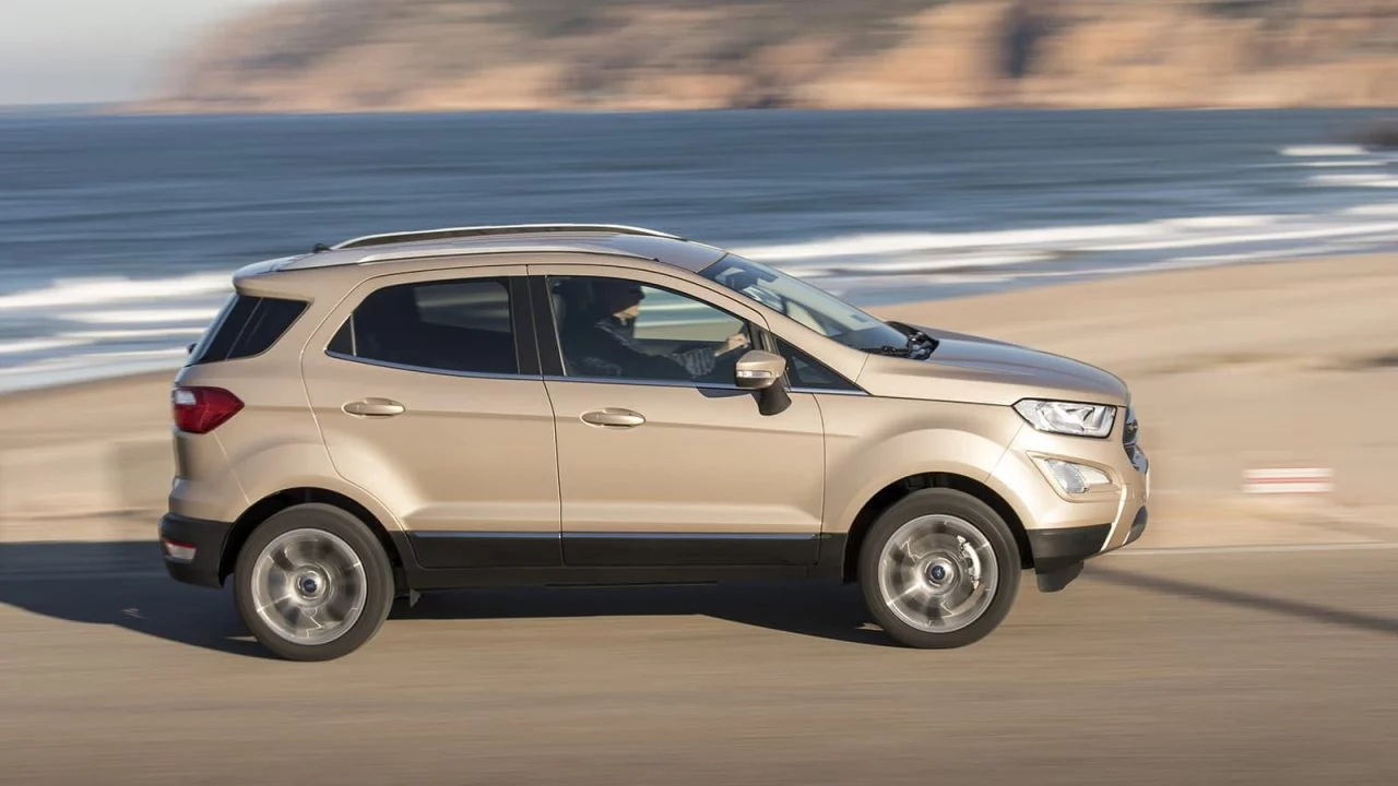 Vista lateral del Ford EcoSport en un entorno de playa.