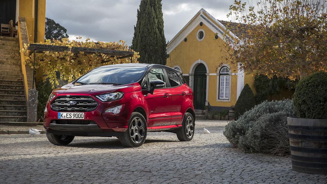 Vista dinámica del Ford EcoSport en un entorno urbano realzando su diseño moderno.