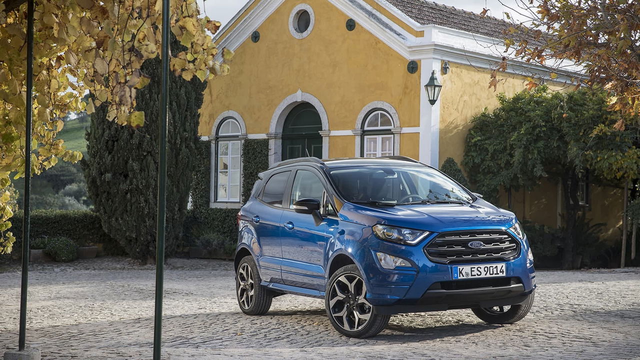 Vista delantera y lateral del Ford EcoSport en ambiente urbano.