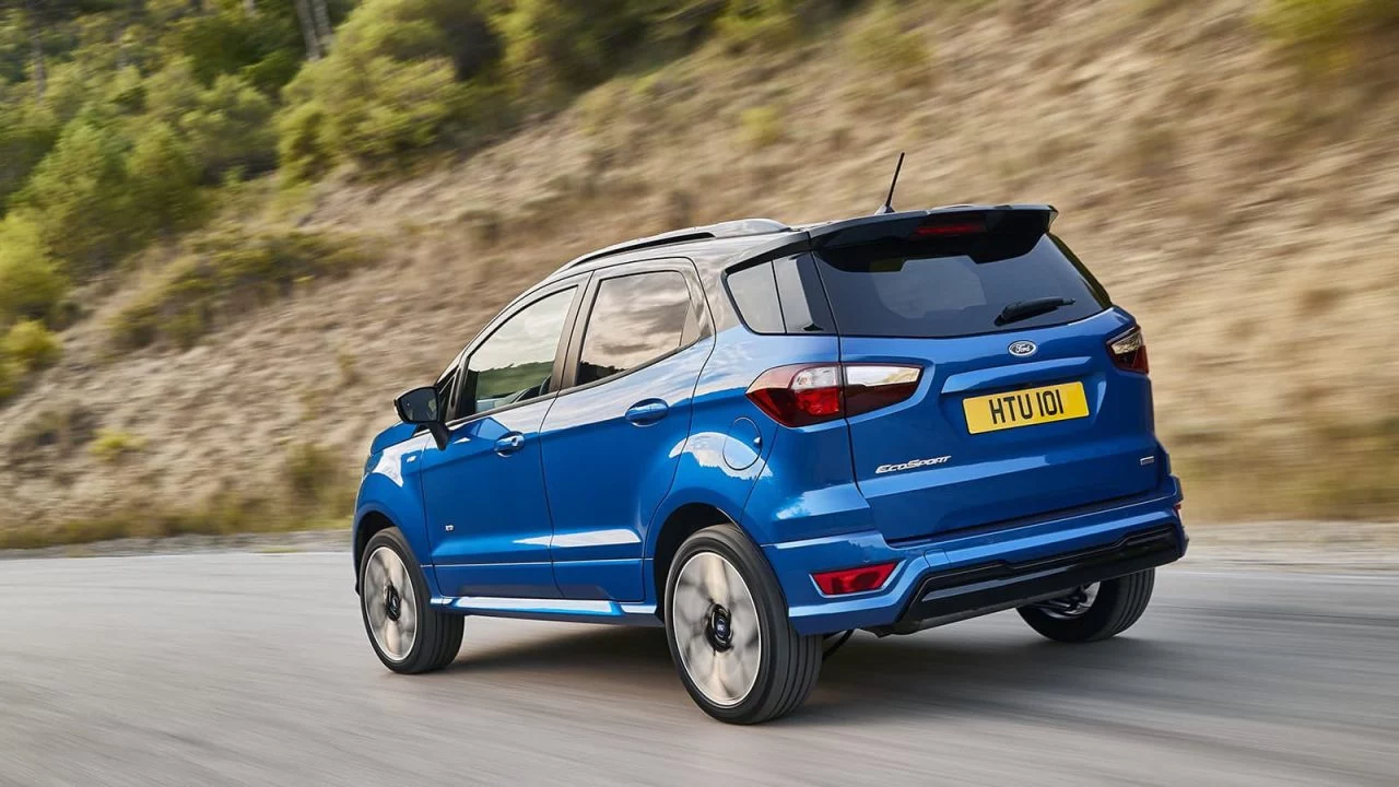 Vista dinámica y potente de la trasera y lateral del Ford EcoSport en movimiento.