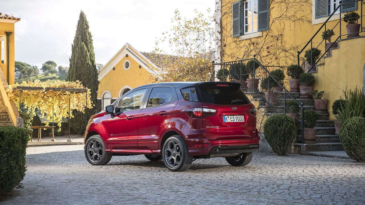 Vista lateral y trasera del Ford EcoSport en entorno urbano, destacando su diseño compacto.