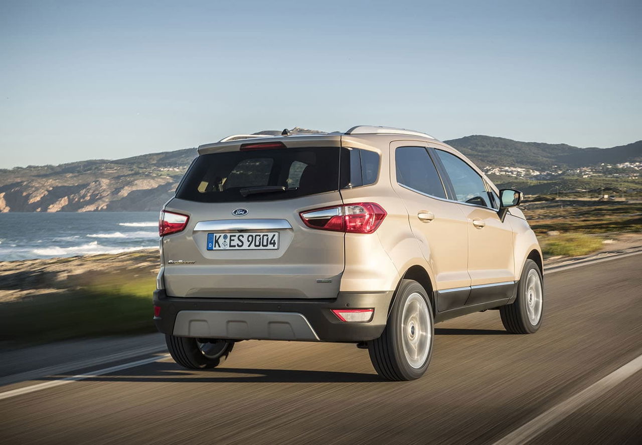 Ford EcoSport en movimiento, vista dinámica trasera y lateral.