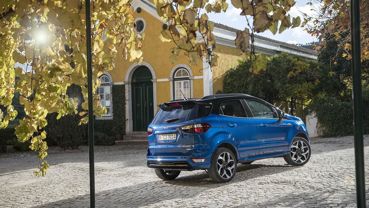 Vista trasera y lateral del Ford EcoSport en un entorno urbano.