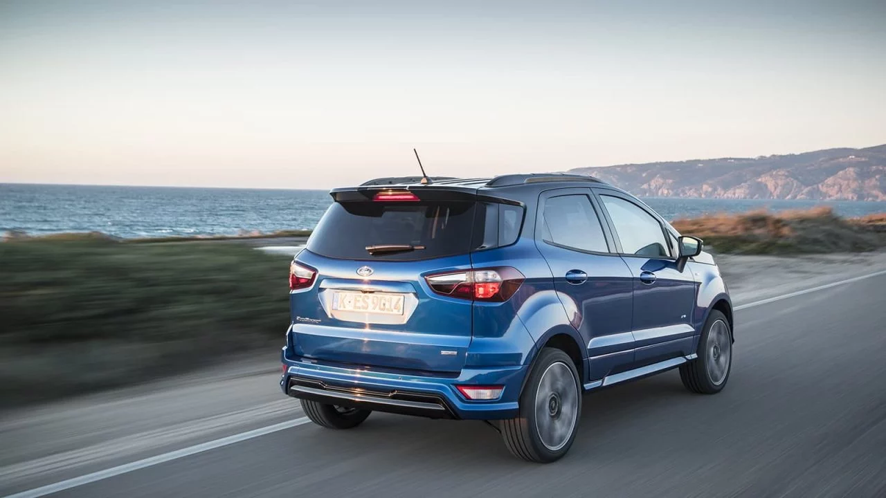 Vista trasera y lateral del Ford EcoSport mostrando su silueta compacta y moderna.