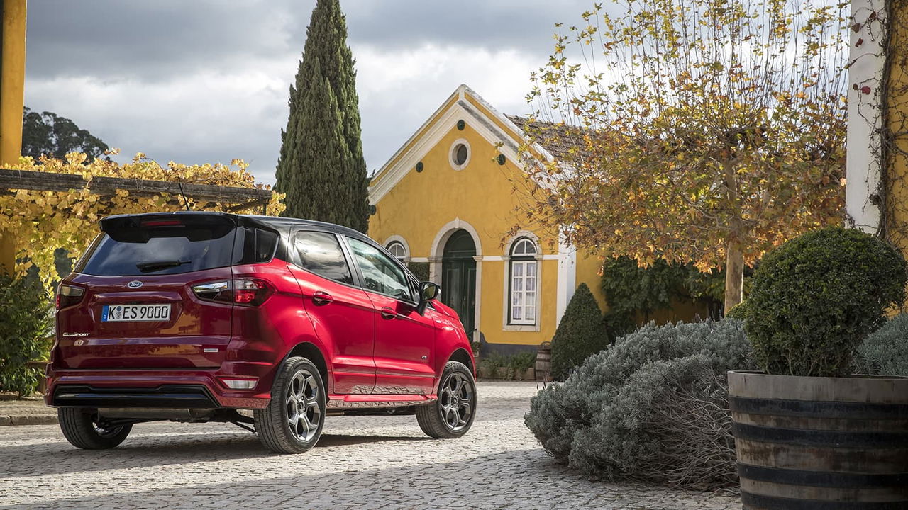 Vista trasera y lateral del Ford EcoSport en entorno urbano.