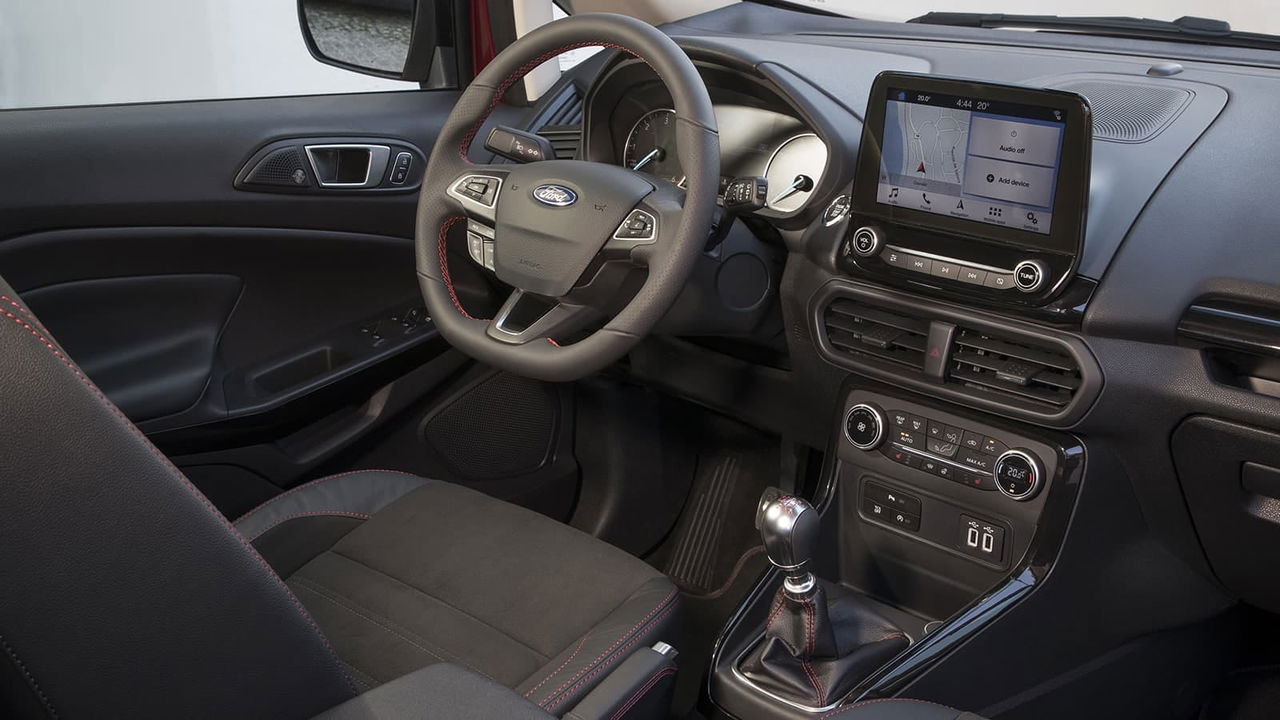 Vista del volante y asientos delanteros con detalles de acabado y ergonomía.