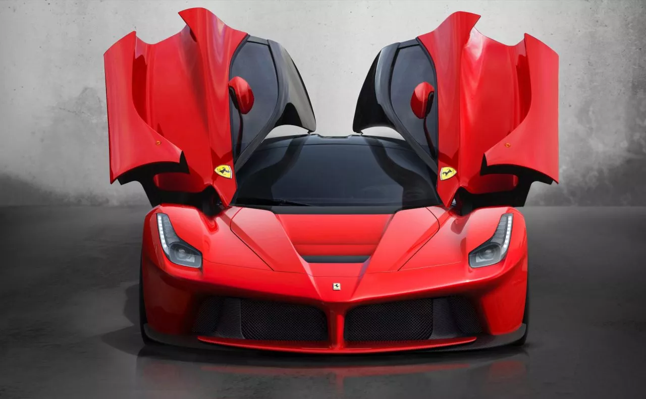 Vista frontal Ferrari LaFerrari con puertas estilo alas de mariposa abiertas.