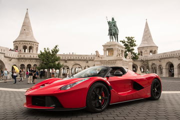 Vista frontal y lateral del Ferrari LaFerrari en un entorno histórico.