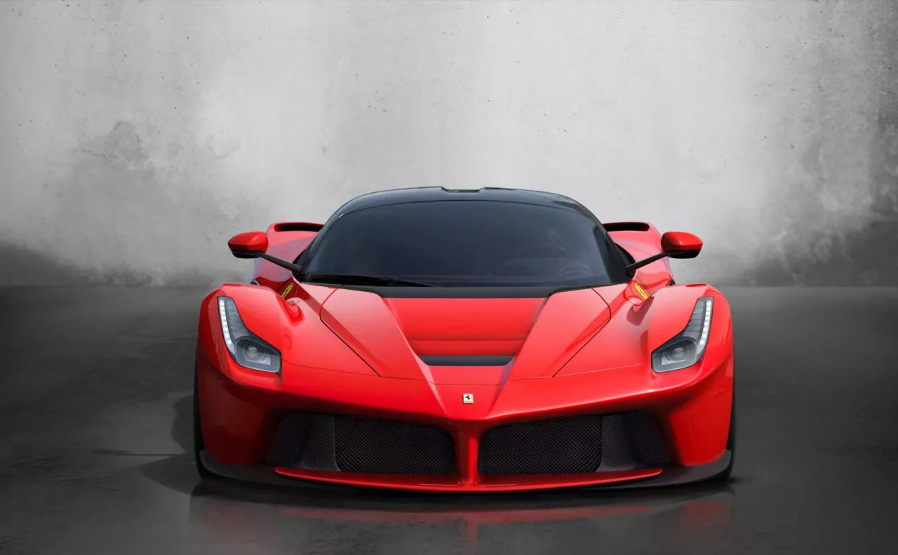 Vista frontal del Ferrari LaFerrari destacando su diseño aerodinámico.