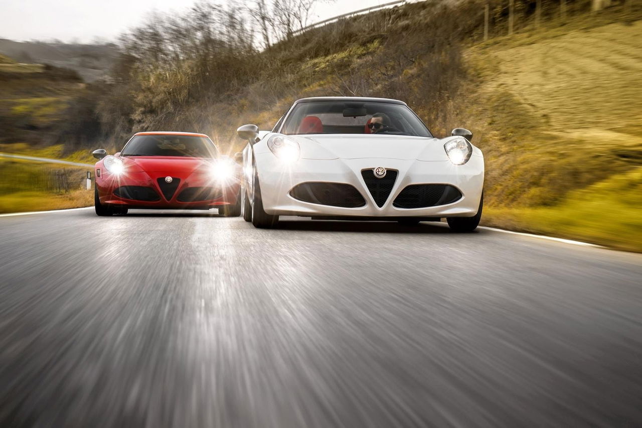 Dos Alfa Romeo 4C en pista mostrando su frontal y perfil lateral