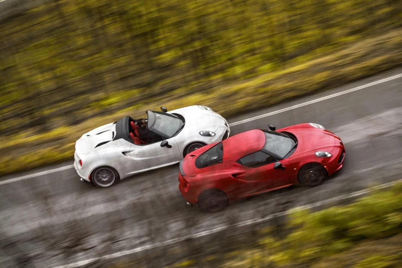 Dos Alfa Romeo 4C en carretera, mostrando su diseño lateral y delantero.