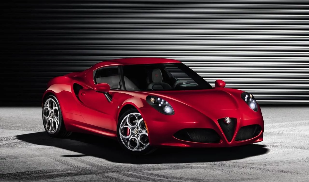 Vista lateral del Alfa Romeo 4C en color rojo mostrando su diseño deportivo.