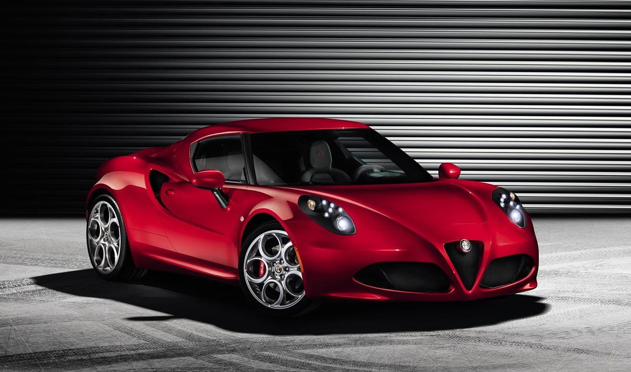 Vista lateral del Alfa Romeo 4C en color rojo mostrando su diseño deportivo.