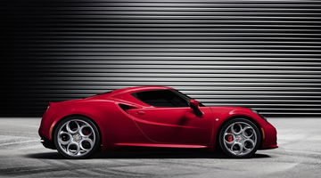 Vista lateral del Alfa Romeo 4C destacando su diseño deportivo y aerodinámico.