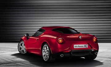 Vista trasera y lateral del Alfa Romeo 4C destacando su diseño deportivo.