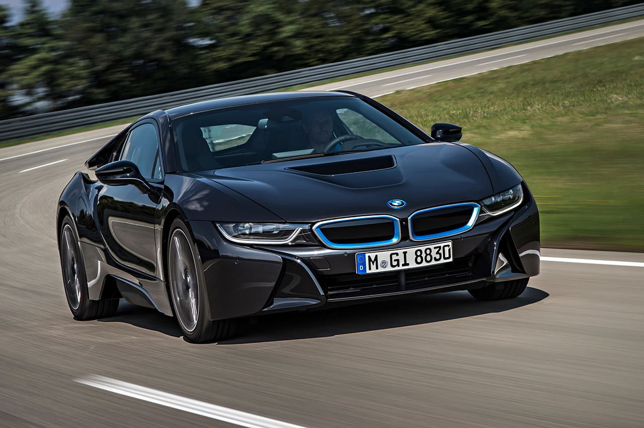 Vista dinámica del BMW i8 mostrando su diseño futurista.