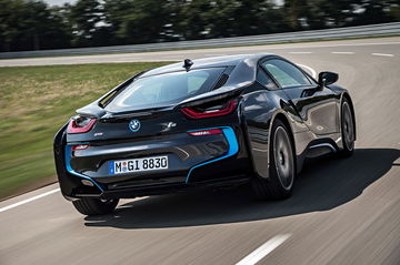 Vista trasera y lateral del BMW i8 en movimiento, realzando su diseño aerodinámico.